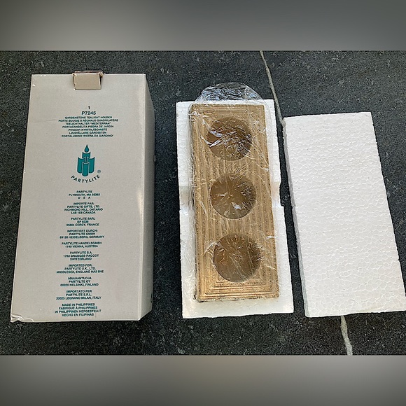 2/$15 - PartyLite - Gardenstone tealight holder
P7245 - holds 3 tealights - Picture 8 of 8